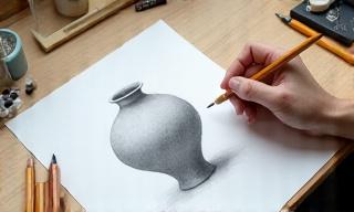 Schizzo di un vaso in ceramica su un tavolo da lavoro.